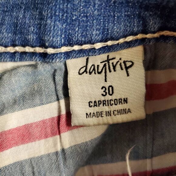 Daytrip Capricorn Distressed Cutoff Jean Shorts Women’s Size 30 Frayed Hem - Picture 5 of 7